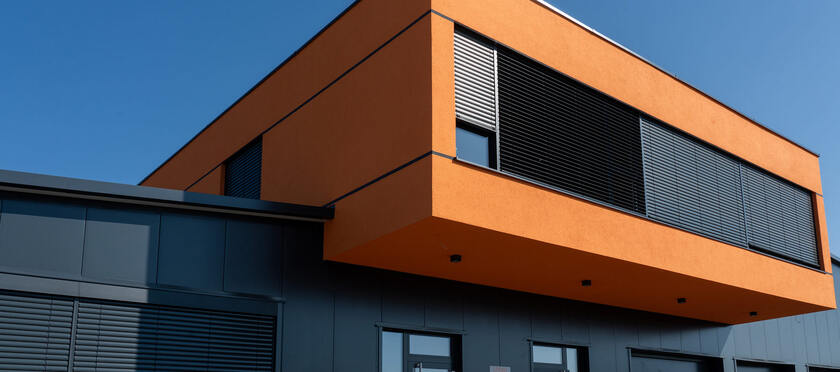 Bürogebäude mit Lagerhalle